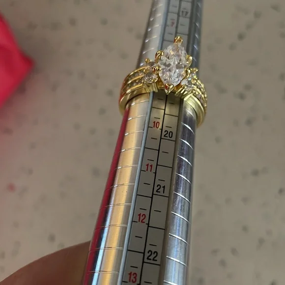 Gorgeous multi carat gold plated faux diamond ring wms sz 8 3/4 ish - Picture 13 of 13